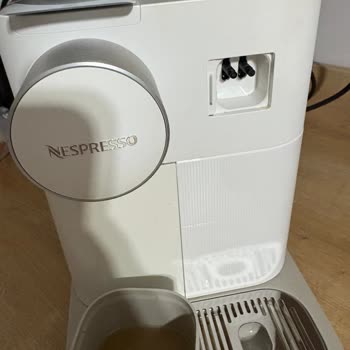 Kahve Makinesinin Süt Bölümünde Kurtlar Hijyen Ve Sağlık Riski Oluşturuyor