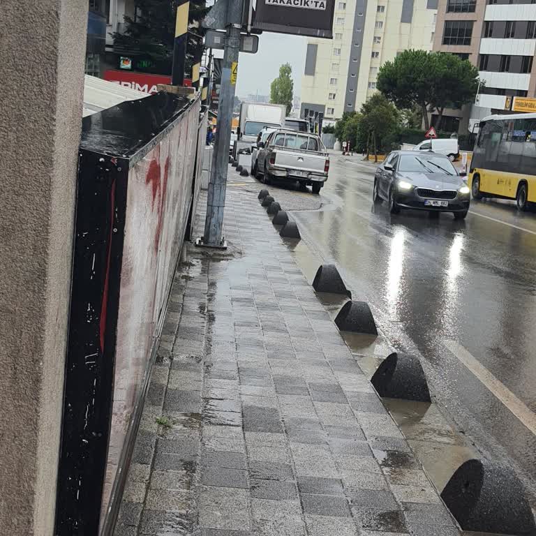 Okul Durağında Kapalı Alan Eksikliği Mağduriyet Yaratıyor