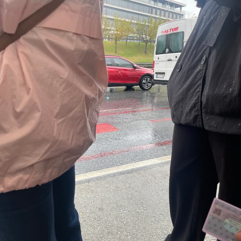 Ümraniye Eğitim Durağında Otobüs Yetersizliği Yıllardır Çözülmüyor