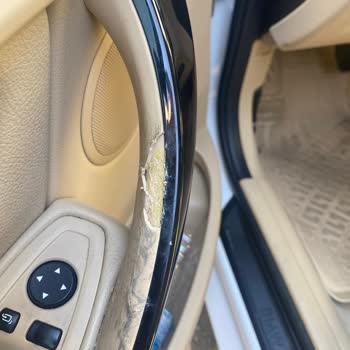 BMW 320d Ön Kapı Kollarında Kronik Deformasyon Ve Yapışkanlık Sorunu