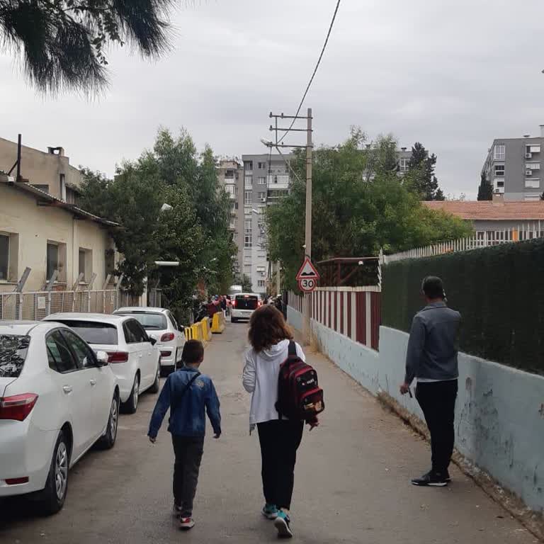 Okul Önünde Araç Trafiği Nedeniyle Çocukların Güvenliği Tehlikede