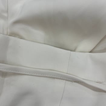 Pantalón de Lefties defectuoso, solicito reembolso de servicio y envío