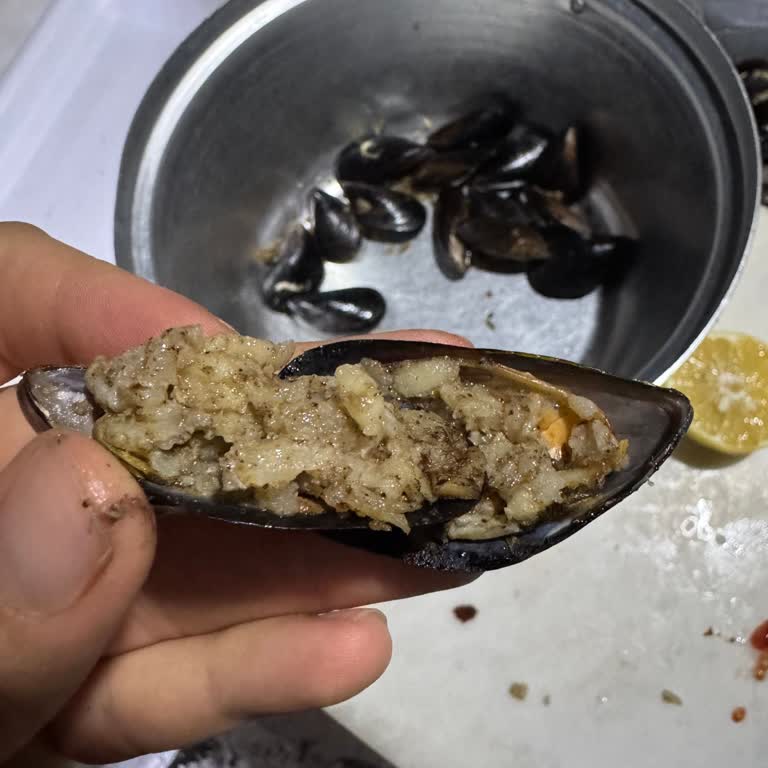 Dem Midye Kokan Rengi Değişmiş Midyeleri Kabul Etmedi