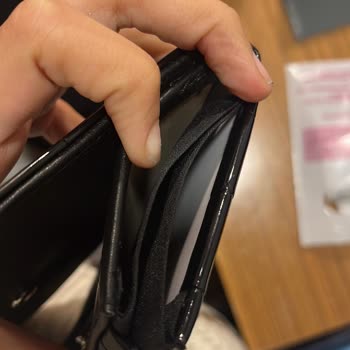 I Report Stradivarius for Selling a Defective Wallet and Request Refund