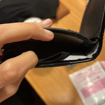 I Report Stradivarius for Selling a Defective Wallet and Request Refund