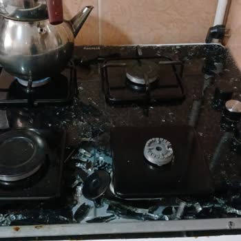 Kozmik Ankastre Ocak Patladı, Cam Parçaları Etrafa Saçıldı