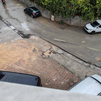 Otopark Girişine Dikilen Direkler Nedeniyle Araç Giriş-Çıkışı Engelleniyor