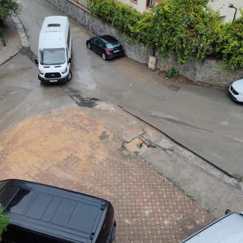 Otopark Girişine Dikilen Direkler Nedeniyle Araç Giriş-Çıkışı Engelleniyor