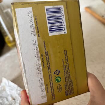 Tarihi Geçmiş Mama Satışı Ve İlgisiz Mağaza Personeli