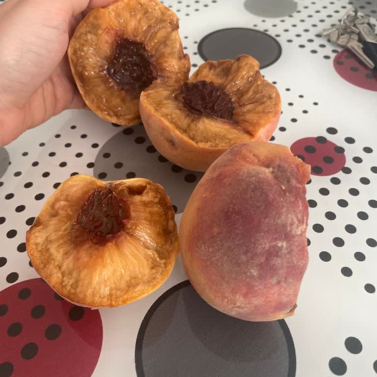 Migros'tan Alınan Şeftalilerin Tamamı Çürük Çıktı