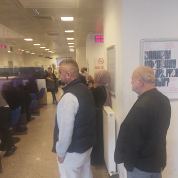 Yapı Kredi Sultançiftliği Şubesi'nde Yoğunluk Ve Personel Eksikliği Nedeniyle İşlem Yapılamadı