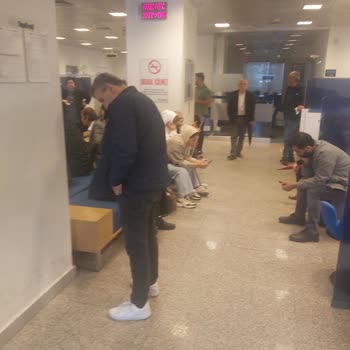 Yapı Kredi Sultançiftliği Şubesi'nde Yoğunluk Ve Personel Eksikliği Nedeniyle İşlem Yapılamadı