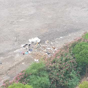 Smyrna Meydanı'ndaki Moloz Ve Çöp Sorunu Giderilmiyor