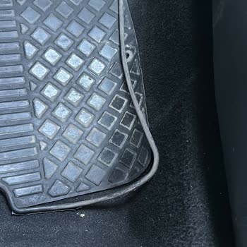 Renault Megane Kiralık Araçta Paspasın Fabrika Hatası Nedeniyle Yırtılması Ve Değişim Talebine Yanıt Alınamaması