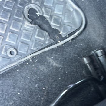 Renault Megane Kiralık Araçta Paspasın Fabrika Hatası Nedeniyle Yırtılması Ve Değişim Talebine Yanıt Alınamaması