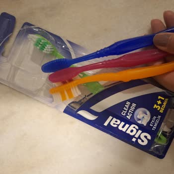 Yumuşak Yazan Diş Fırçası Sert Çıktı, Diş Etlerimiz Tahriş Oldu