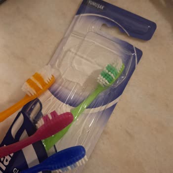 Yumuşak Yazan Diş Fırçası Sert Çıktı, Diş Etlerimiz Tahriş Oldu