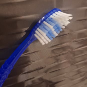 Yumuşak Yazan Diş Fırçası Sert Çıktı, Diş Etlerimiz Tahriş Oldu