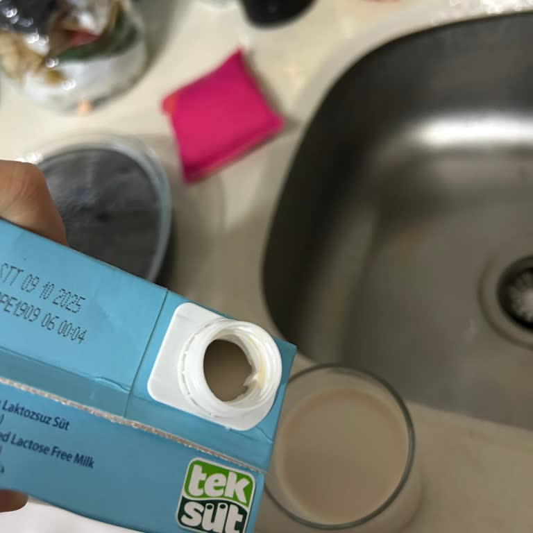 Teksüt Sütünde Son Kullanma Tarihi Geçmemiş Üründe Kahverengi Renk Sorunu Ve Gıda Güvenliği Endişesi