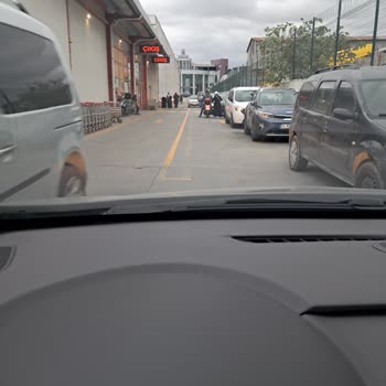Zırhlı Market Otoparkında Araçların Yol Kapatması Mağduriyet Yaratıyor