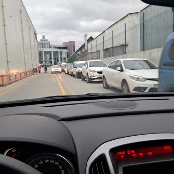 Zırhlı Market Otoparkında Araçların Yol Kapatması Mağduriyet Yaratıyor