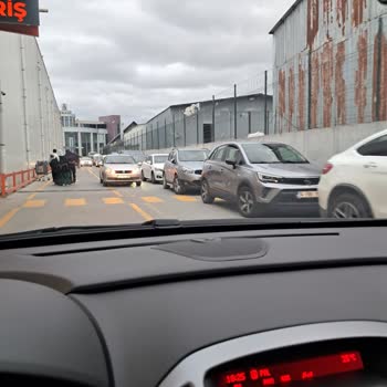 Zırhlı Market Otoparkında Araçların Yol Kapatması Mağduriyet Yaratıyor