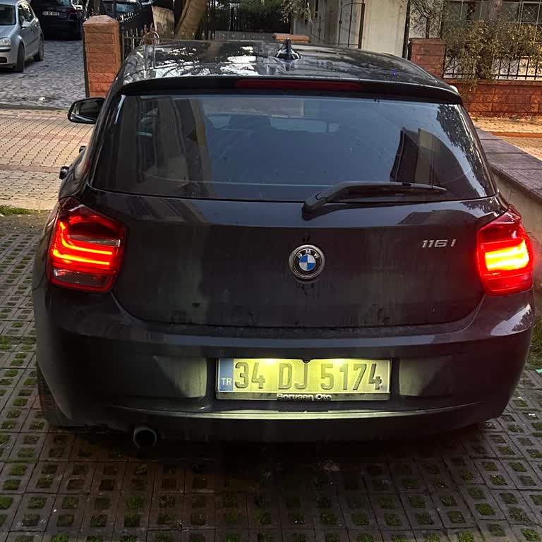 BMW 1 Serisi Arka Sol Stop LED'inde Düşük Parlaklık Ve Ücretsiz Parça Talebi
