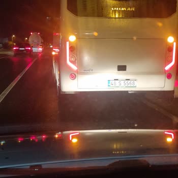 Servis Aracının Durağa Uymaması Trafikte Sorun Yaratıyor