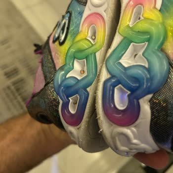 Skechers 25 Günde Işıkları Bozulan Ve Yıpranan Ayakkabıya Çözüm Sunulmadı