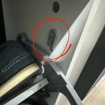 Ayakkabılık Raflarında Plastik Parça Kırılması ve Yedek Parça Talebi