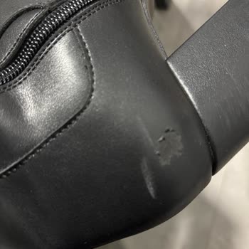 Bir Günlük Kullanımda Yıpranan Bot Ve İlgisiz Mağaza