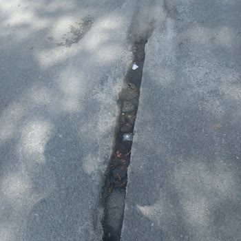 Kazı Sonrası Yolun Onarılmaması Nedeniyle Güvensiz Ve Mağdur Edici Durum