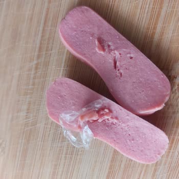 Sosisin İçinden Yabancı Madde Çıktı, Sağlığımız Tehlikedeydi!