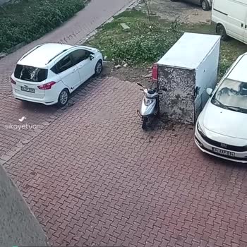 Esenyurt Belediyesi Kaldırım İstiyoruz Çocuklarımız Okula Giderken Sabah Tehlikeli