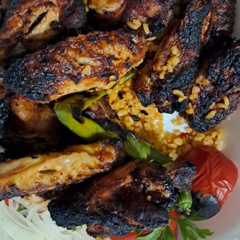 Yanmış Kanatlar Ve Küflü Salata İle Kötü Deneyim