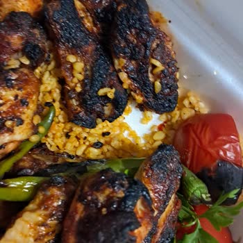 Yanmış Kanatlar Ve Küflü Salata İle Kötü Deneyim