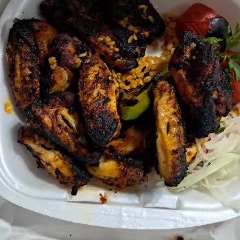 Yanmış Kanatlar Ve Küflü Salata İle Kötü Deneyim