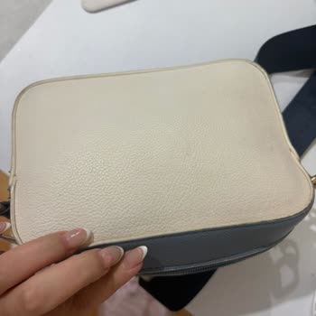 Yeni Alınan Mavi Çantaların Metal Yazısı Düştü Askısı Bozuk Fermuarı Koptu Rengi Lekelendi