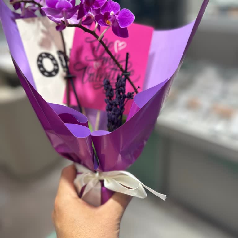 Görselden Farklı Ve Küçük Orkide Teslimatı