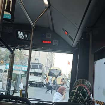 Minibüs Yol Ortasında Bekleyerek Trafiği Aksattı