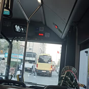 Minibüs Yol Ortasında Bekleyerek Trafiği Aksattı