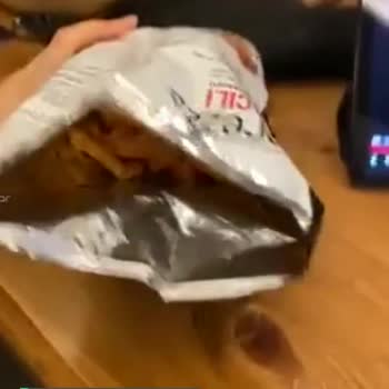 Çerezza Cips Paketinde Hoş Olmayan Bir Şekilde Yağ Farklı Renkte Cips Çıktı