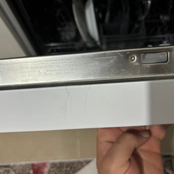 Garanti Kapsamında Değişen Panel Tekrar Çatladı, Kalıcı Çözüm Sunulmuyor