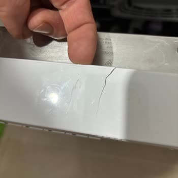 Garanti Kapsamında Değişen Panel Tekrar Çatladı, Kalıcı Çözüm Sunulmuyor