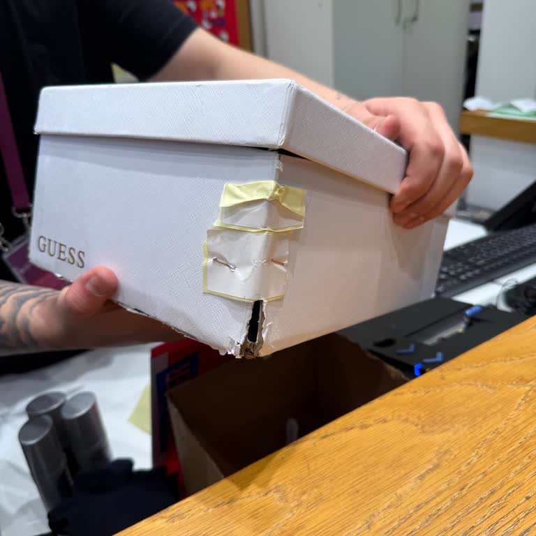 Mağazada Sergilenen Ürünlerin Satılması Ve Çalışanların Davranışı Hakkında Şikayet