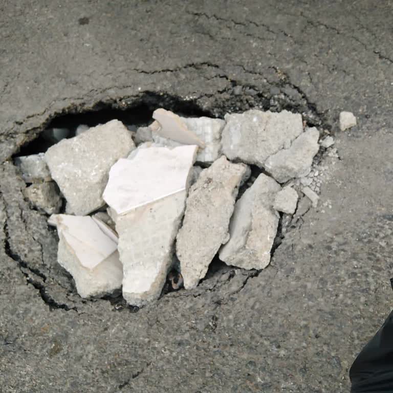 Bursa Yıldırım Belediyesi 4 Aydır Kapanmayan Çukur Mahalle Sakinlerini Tehlikeye Atıyor