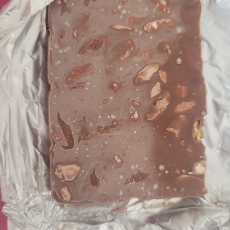 Farklı Marketlerden Alınan Nestle Damak Çikolatalarda Son Tüketim Tarihi Geçmemiş Olmasına Rağmen Bozulma