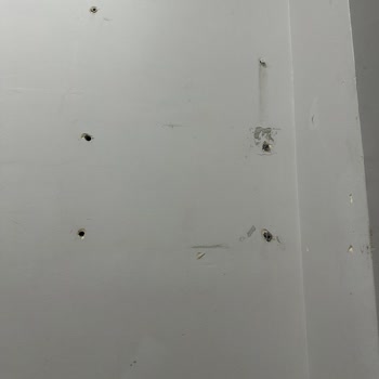 Superonline Ekibi İzinsiz Duvar Delerek Bina Girişinde Hasar Oluşturdu