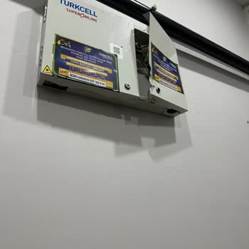 Superonline Ekibi İzinsiz Duvar Delerek Bina Girişinde Hasar Oluşturdu