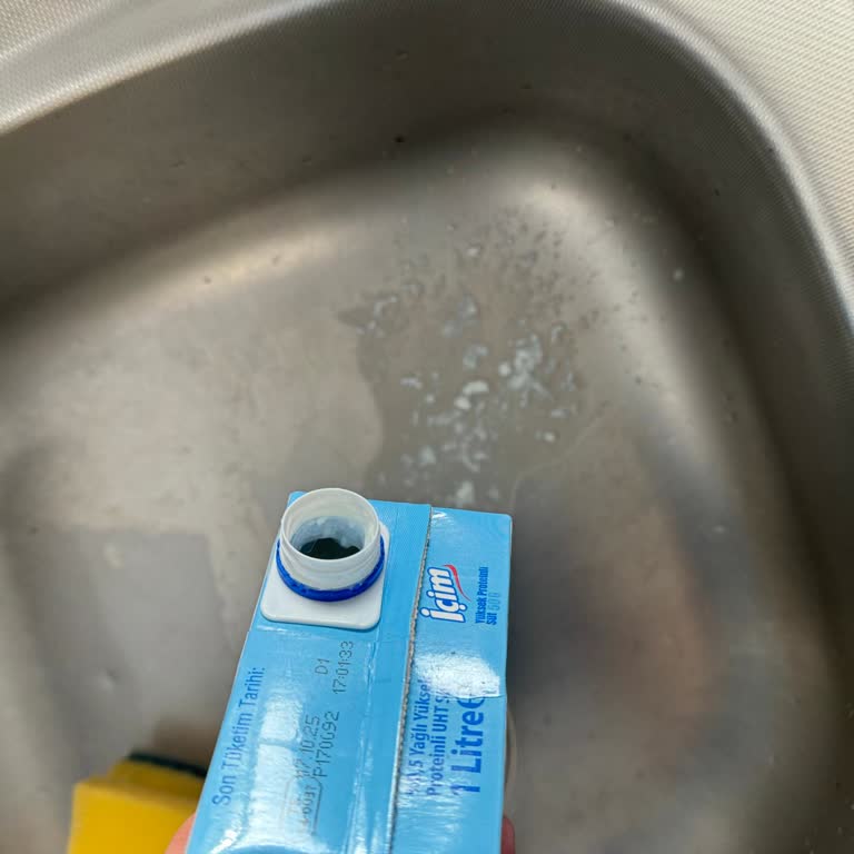 Yüksek Proteinli Süt Bozuk Çıktı İçinde Tortu Vardı